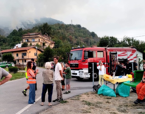 Incendio sul Mombracco, scenario critico a Revello: operazioni di emergenza in corso (FOTO)