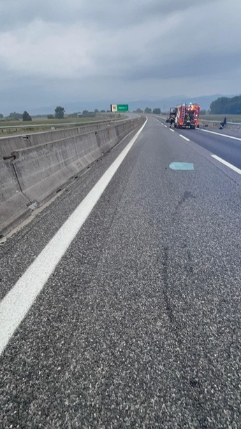Due auto carbonizzate dopo un tamponamento nella notte sulla Torino-Pinerolo: un uomo muore tra le fiamme
