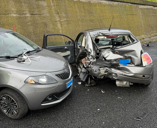 Tangenziale nel caos: altro incidente, stavolta prima del sito interporto. Traffico in tilt