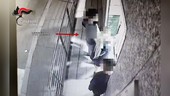 Adescano un 23enne su un sito di incontri, lo attirano in casa e poi lo rapinano: una coppia finisce in manette