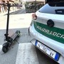 Per le vie di Cuneo, contromano in monopattino con il fratellino: 14enne inseguito e fermato dalla Polizia locale