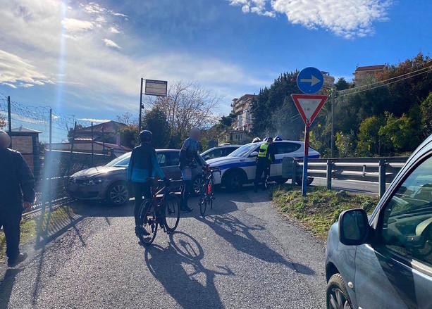 Ruba un’auto e semina il panico tra Loano e Albenga: arrestato dopo lo schianto in zona Le Vele
