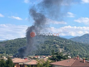 Densa colonna di fumo in centro a Villanova: intervengono i Vigili del Fuoco