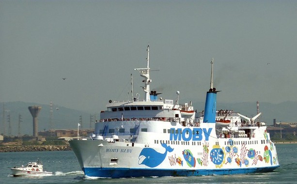 Grave incidente a bordo di un traghetto Moby a Genova, marittimo rimane schiacciato in una porta stagna