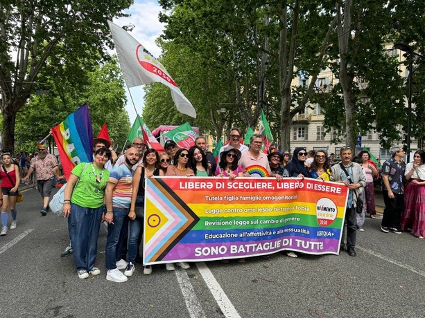 I colori del Torino Pride 2025 invadono le strade della città: in migliaia per la marcia arcobaleno