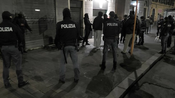 Blitz notturno nel Centro Storico: raffica di sanzioni ai minimarket e un arresto per tentata rapina