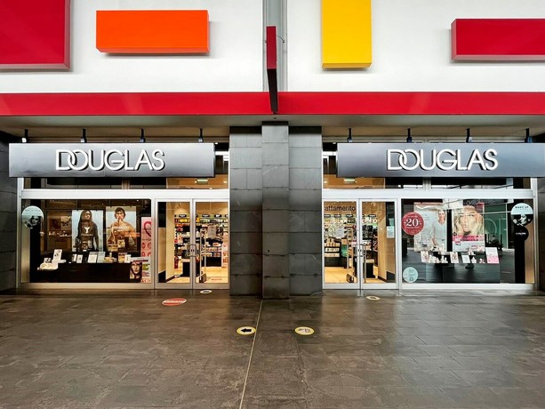 Asti, rapina impropria alla profumeria Douglas del centro commerciale Il Borgo: identificato il presunto autore Asti, rapina impropria alla profumeria Douglas del centro commerciale Il Borgo: identificato il presunto autore