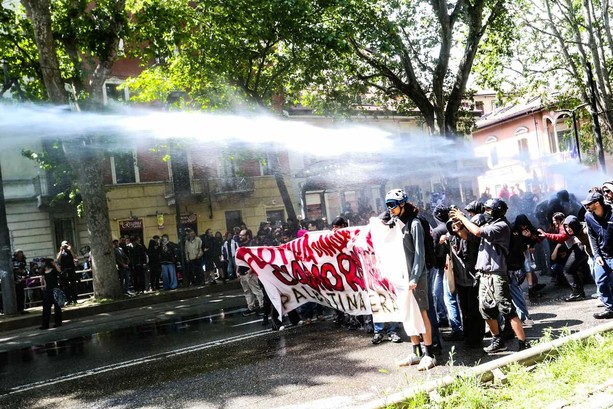 Corteo per lo sgombero di Askatasuna: perquisizioni in corso e misure cautelari. Corteo per lo sgombero di Askatasuna: perquisizioni in corso e misure cautelari.