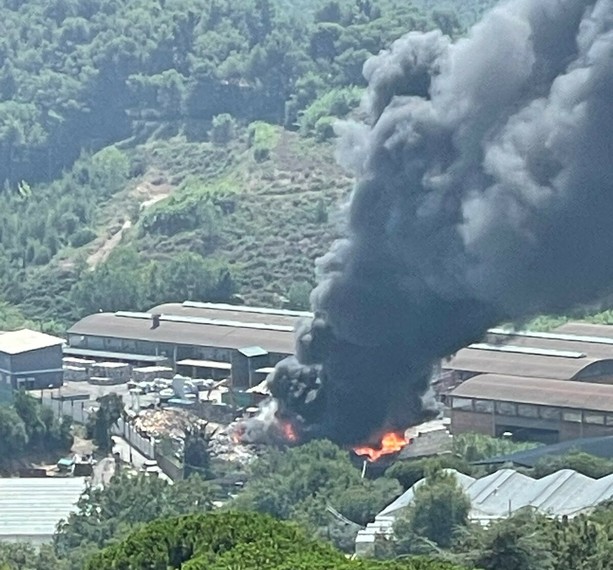 Maxi colonna di fumo nero a Cenesi: a fuoco la discarica (FOTO e VIDEO)