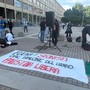 “Fuori i sionisti dal Salone del Libro”, la protesta dei Pro Palestina davanti ai cancelli della kermesse