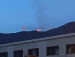 Incendio boschivo sul Mombracco tra Revello e Rifreddo: notte di lavoro per domare le fiamme