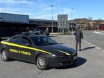 Alla guida senza patente e documenti: pericoloso latitante arrestato dalla Guardia di Finanza