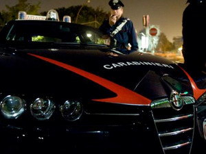 Cosparge la compagna di gasolio e tenta di darle fuoco: arrestato per tentato omicidio Cosparge la compagna di gasolio e tenta di darle fuoco: arrestato per tentato omicidio