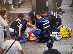 Grave e improvviso malore per una donna di 80 anni in piazza San Giuseppe, salvata per miracolo da un poliziotto Grave e improvviso malore per una donna di 80 anni in piazza San Giuseppe, salvata per miracolo da un poliziotto