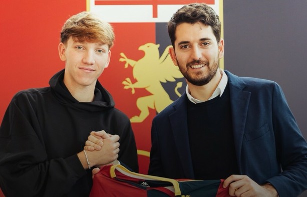 Calcio. Roberto Scaglione firma il primo contratto da professionista, firma e stretta di mano insieme al Genoa per il ragazzo di Andora