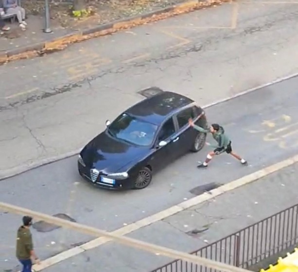 Con il machete spacca lo specchietto al rivale, la faida tra rom che spaventa Mirafiori