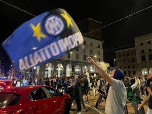 VIDEO e FOTO. “I campioni dell'Italia siamo (sempre) noi": in piazza Monte Grappa esplode la festa per il 21° scudetto nerazzurro