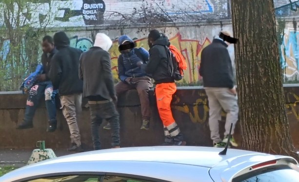 Si affaccia la primavera e sulle sponde torna il degrado: “Riecco pusher e beoni”