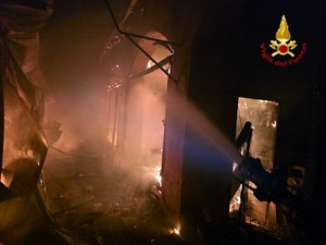FOTO. Notte di fuoco a Cocquio Trevisago: cascinale in fiamme