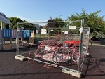 Bimbo si ferisce a un dito e finisce in ospedale, sotto sequestro la giostrina del parco