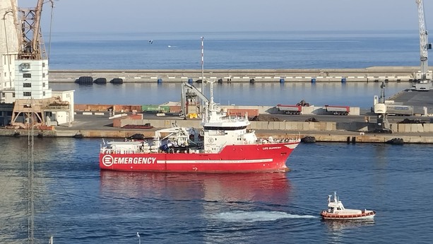 Savona, la Life Support di Emergency  con a bordo 147 profughi entra nel porto di Savona (FOTO E VIDEO)