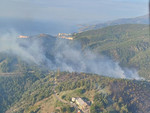 Incendio a Branega, le fiamme tornano a svilupparsi nella notte: vigili del fuoco di nuovo al lavoro