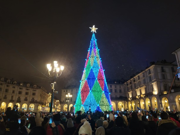 Un Natale di luce illumina Torino, Lo Russo: "Che sia di ripartenza e speranza" [VIDEO]