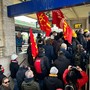 Ex Ilva, gli operai in corteo occupano la stazione Brignole: treni bloccati e fortissimi disagi alla circolazione