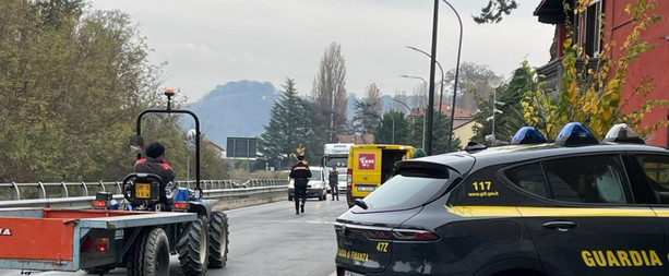 Canelli, scontro frontale sulla strada per Nizza: ferito un ragazzo di 19 anni Canelli, scontro frontale sulla strada per Nizza: ferito un ragazzo di 19 anni