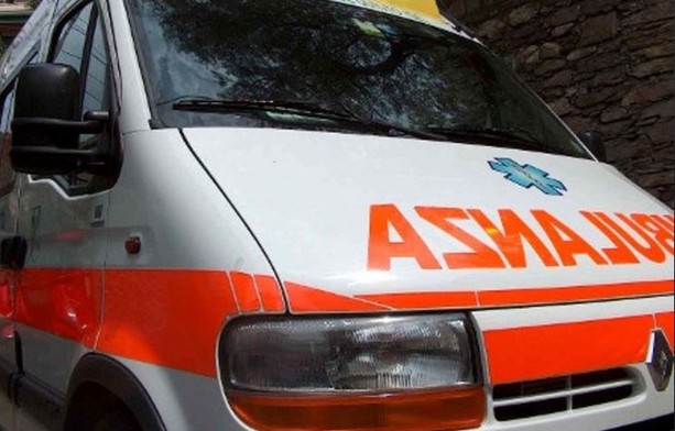 Finisce fuori strada con l'auto in centro a Gavirate, ferito un 54enne