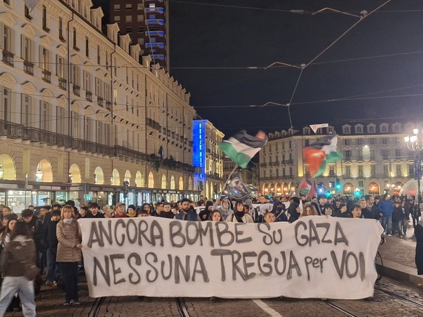 "Ancora bombe su Gaza, nessuna tregua per voi": Torino torna a marciare per la Palestina "Ancora bombe su Gaza, nessuna tregua per voi": Torino torna a marciare per la Palestina