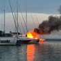Yacht in fiamme a Portosole, prende quota l'ipotesi del corto circuito: l'imbarcazione trasferita in un'area di sicurezza Yacht in fiamme a Portosole, prende quota l'ipotesi del corto circuito: l'imbarcazione trasferita in un'area di sicurezza
