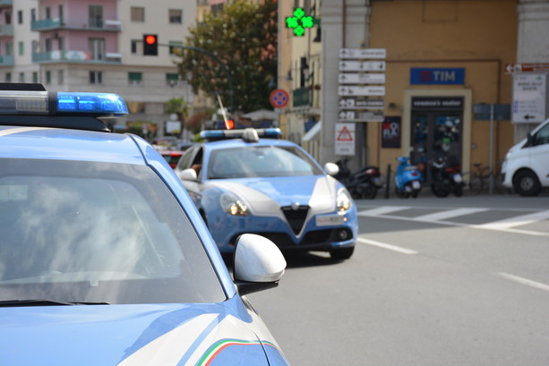 Tenta di rubare motorini, viene fermato dalla polizia e dà in escandescenze: arrestato
