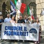 Violenta 13enne nel minimarket, scarcerato dopo 2 notti. FdI all'attacco: "Chiudete pedomarket"
