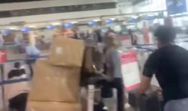 Martellate al check in e cestino in fiamme: esagitato scatena il panico a Malpensa
