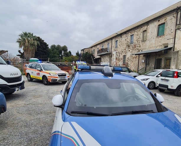 Infortunio sul lavoro a Savona: uomo cade da una scala facendo un volo di 5 metri, codice rosso al Santa Corona Infortunio sul lavoro a Savona: uomo cade da una scala facendo un volo di 5 metri, codice rosso al Santa Corona