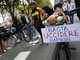 Muore a 7 anni in bici sulla strada condivisa. Il flash mob per la sicurezza tra le proteste degli automobilisti [FOTO E VIDEO]