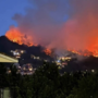 Incendio a Como, notte di paura. Da tutta la Lombardia per spegnere le fiamme