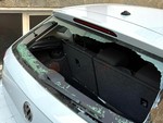 Vandali in azione nella notte ad Alba: auto danneggiate in via Roma