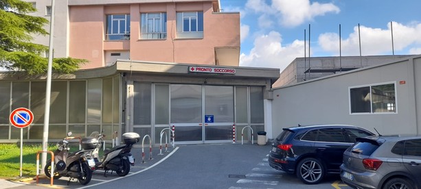 Lite tra fratelli al pronto soccorso del San Paolo, uno dei due strappa l’arma alla security: interviene la Polizia Lite tra fratelli al pronto soccorso del San Paolo, uno dei due strappa l’arma alla security: interviene la Polizia
