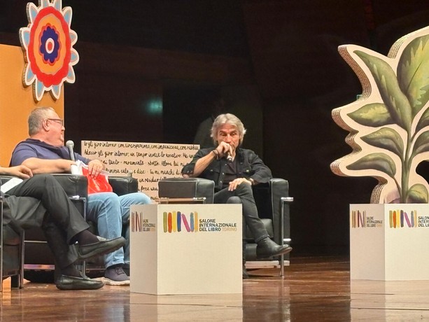Liga-mania, al Salone del libro 2025 grande pubblico per il cantautore: : “Oggi c’è molta competizione per emergere: non fa bene alla musica”