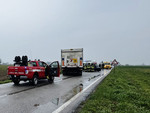 Scontro tra un'auto e un camion rifiuti speciali tra Fossano e Villafalletto