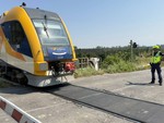 Lagnasco, autoarticolato abbatte le sbarre del passaggio a livello e si allontana. Indagini per risalire al responsabile