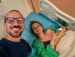Il bimbo ha fretta di nascere e viene al mondo nella vasca da bagno di casa