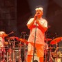 Elio e le Storie Tese conquistano piazza Galimberti: ironia, virtuosismo e migliaia di spettatori per il Cuneo Music Festival [Foto]