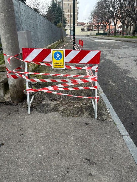 Il marciapiede cade a pezzi, i vigili lo transennano: "E' il quinto intervento in 7 anni" Il marciapiede cade a pezzi, i vigili lo transennano: "E' il quinto intervento in 7 anni"