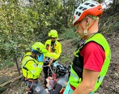 Cade sul sentiero verso la Cascata del Pisciai e si frattura una caviglia: intervento del soccorso alpino a Demonte