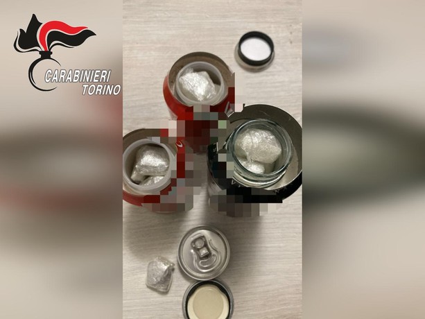 Sodalizio della droga sgominato a ovest di Torino: 10 arresti, 12 kg sequestrati. Sostanze nascoste nei doppifondi delle Red Bull