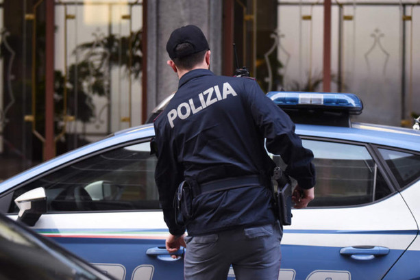 Maltrattava la moglie da anni e la figlia: divieto di avvicinamento e braccialetto elettronico per un sessantenne