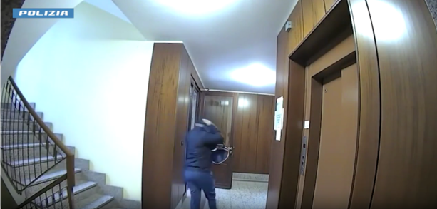 Otto colpi in pochi mesi, finiscono in trappola i falsi poliziotti che truffavano le persone anziane Otto colpi in pochi mesi, finiscono in trappola i falsi poliziotti che truffavano le persone anziane